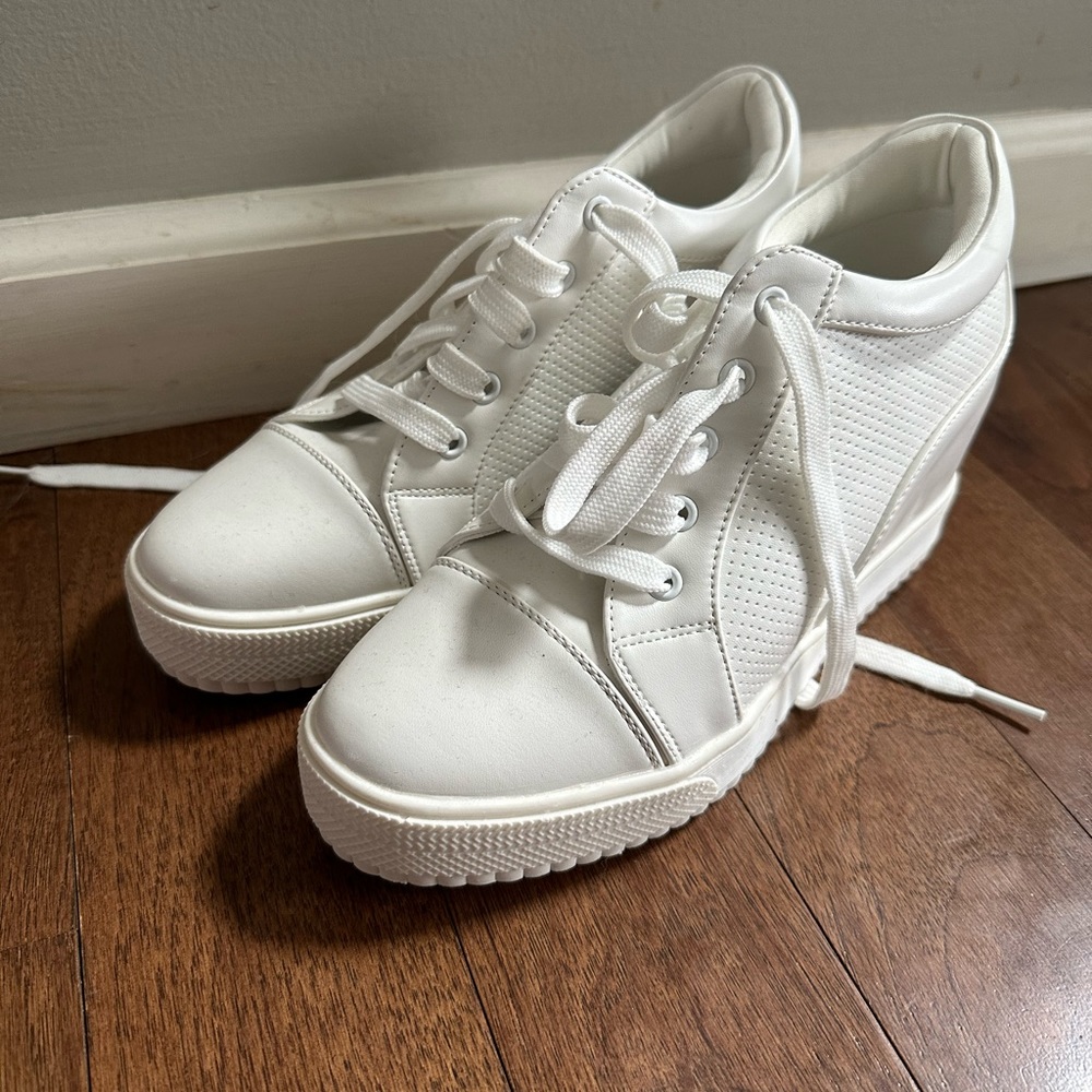 Brand NEW never worn. Purchased for my wedding off Amazon.